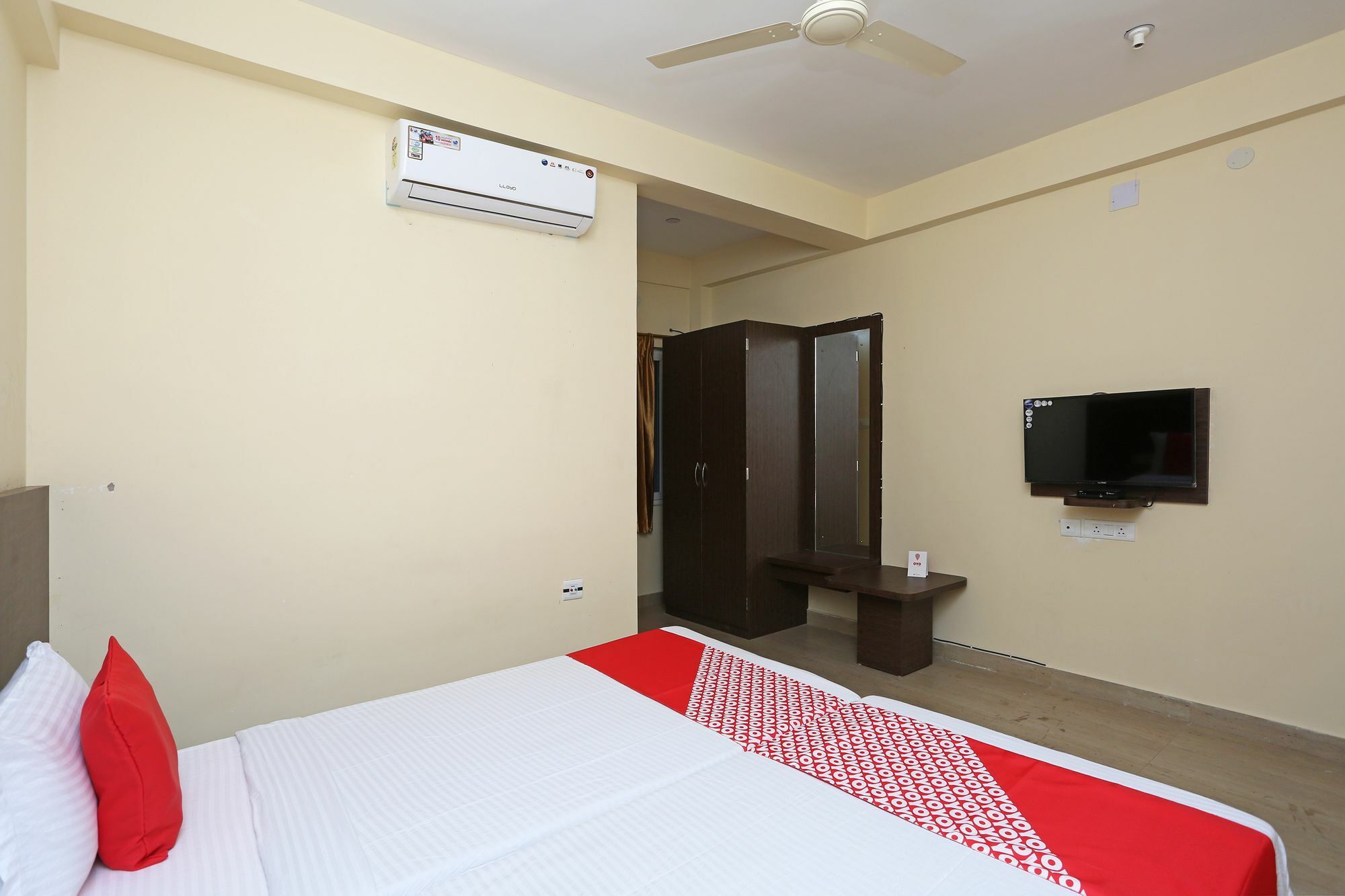 Oyo 11343 Hotel Sai International Bhubaneswar Exteriör bild